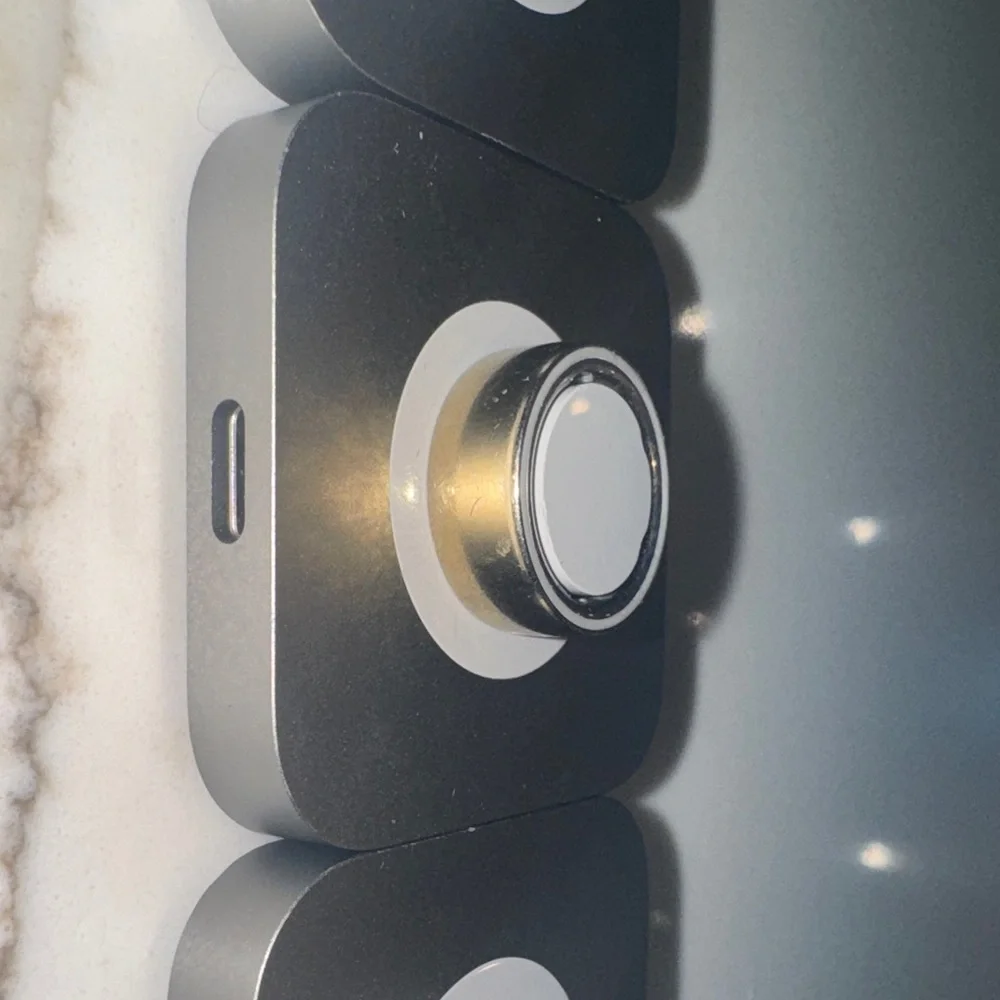 Oura ring gen 4. ring size 5. 3 charging docks included